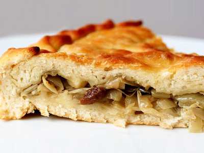 Il calzone, torta rustica fatta semplicemente con farina, olio, acqua e sale e ripiena di cipolla stufata nell�olio d�oliva e poi arricchita da olive, capperi, uova, acciughe e pomodori. � celebrato a Binetto, Corato, Modugno e soprattutto ad Acquaviva delle Fonti, patria della mitica cipolla rossa, dove dal 1971 ogni ottobre si tiene un�attesa sagra